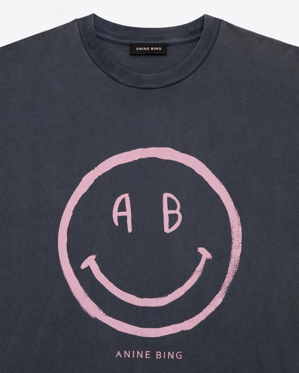 Tee-shirt manches courtes Cade Anine Bing en coton gris d&eacute;lav&eacute; s&eacute;rigraphie rose smiley &laquo; AB &raquo;. D&eacute;tail de la s&eacute;rigraphie devant.