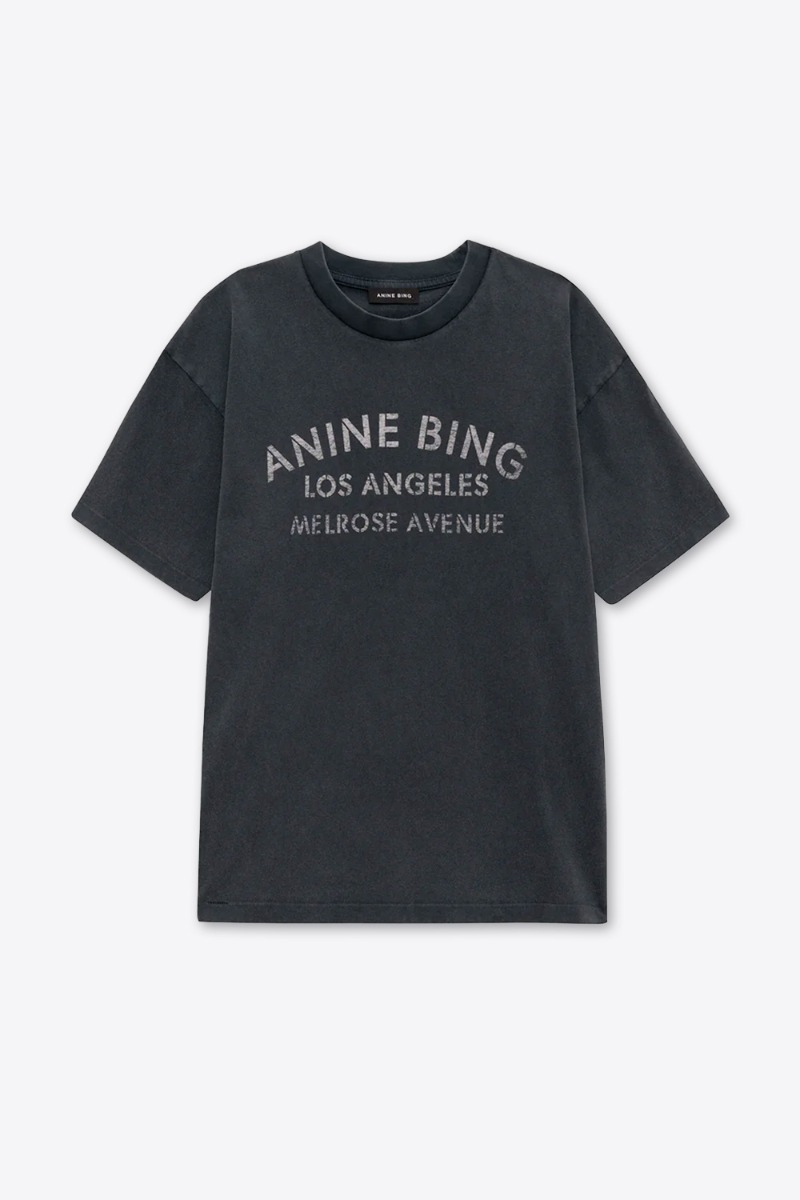 Tee-shirt Cade Melrose Stencil Anine Bing en coton noir d&eacute;lav&eacute; s&eacute;rigraphie blanche &laquo; ANINE BING &ndash; LOS ANGELES &ndash; MELROSE AVENUE &raquo; sur le devant. Vue de face.