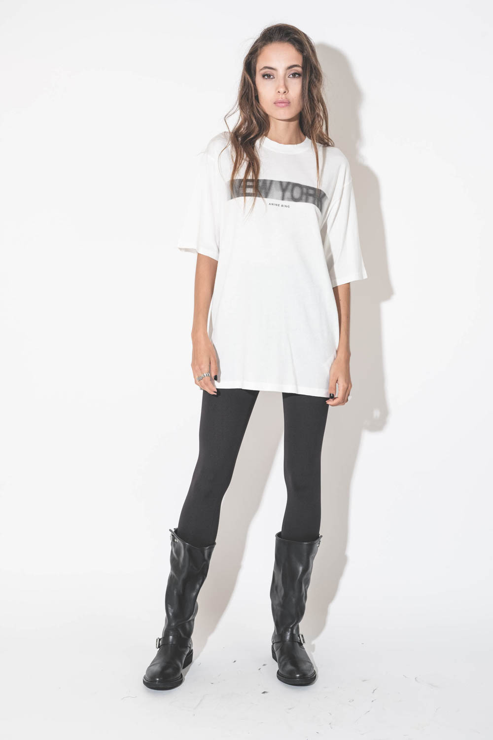 Tee-shirt manches courtes en jersey ivoire sérigraphie noire New York devant Cason Blur Anine Bing. Porté avec un legging noir.