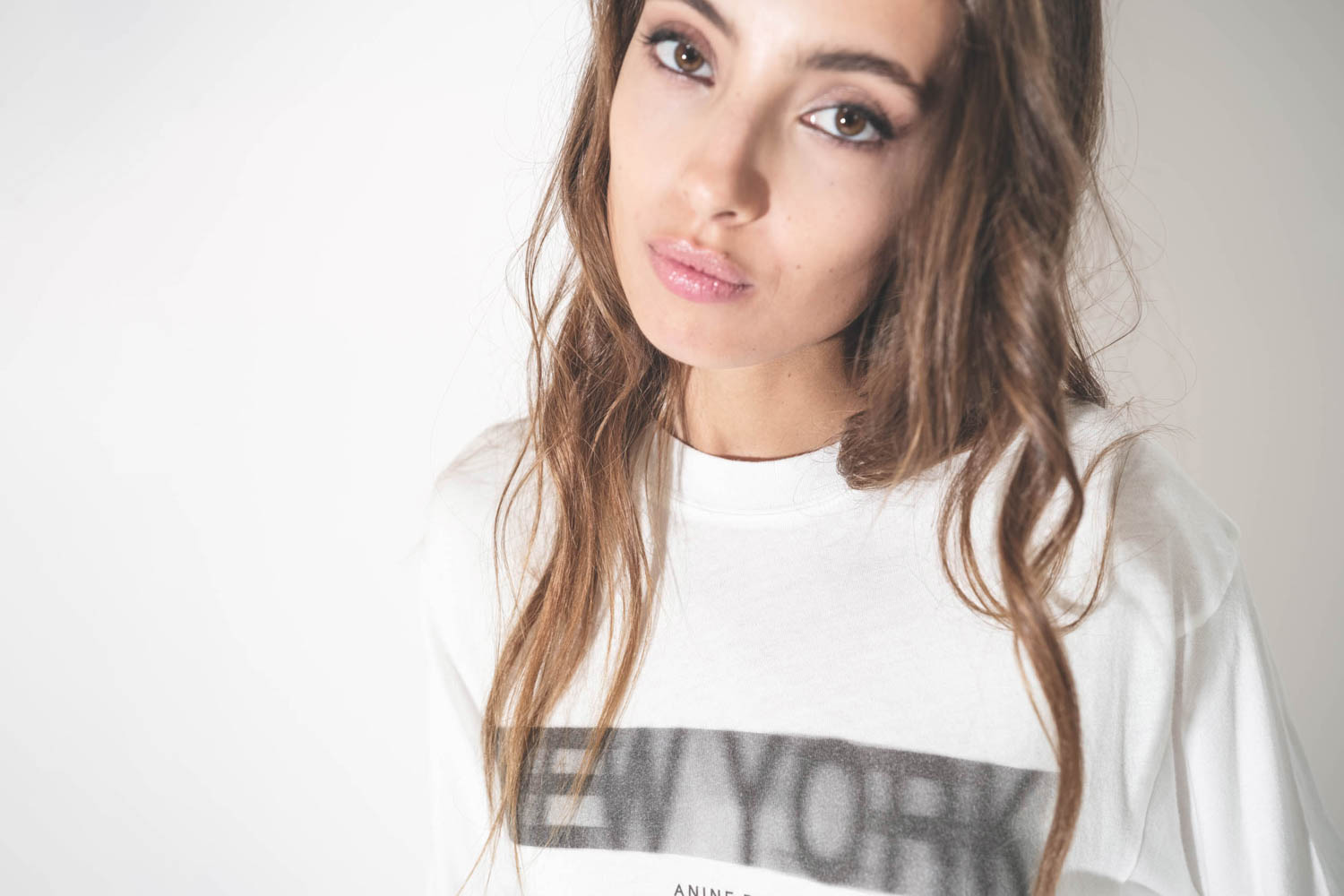 Tee-shirt manches courtes en jersey ivoire sérigraphie noire New York devant Cason Blur Anine Bing. Détail de la sérigraphie.