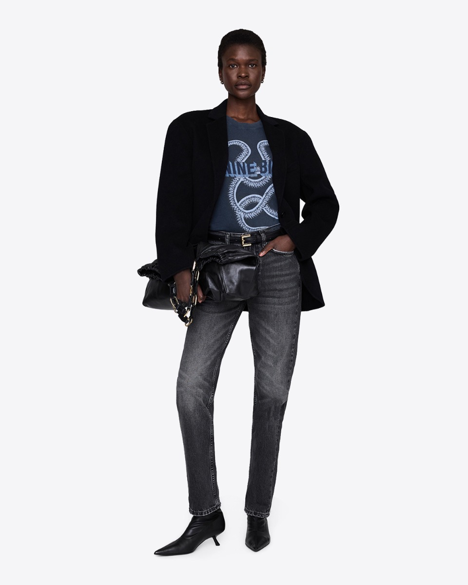 T-shirt Lili Snake Anine Bing en coton noir d&eacute;lav&eacute;, s&eacute;rigraphie de serpent et logo " Anine Bing ", port&eacute; de face avec un blazer noir Anine Bing.