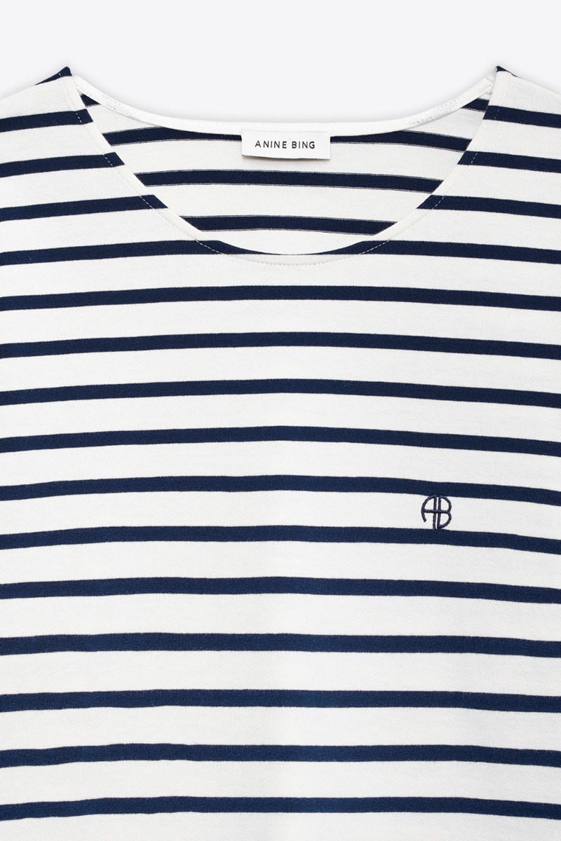 Tee-shirt manches longues Newton Anine Bing en coton &agrave; rayures marine. D&eacute;tail de l'encolure et du logo &laquo; AB &raquo; brod&eacute; marine sur la poitrine.