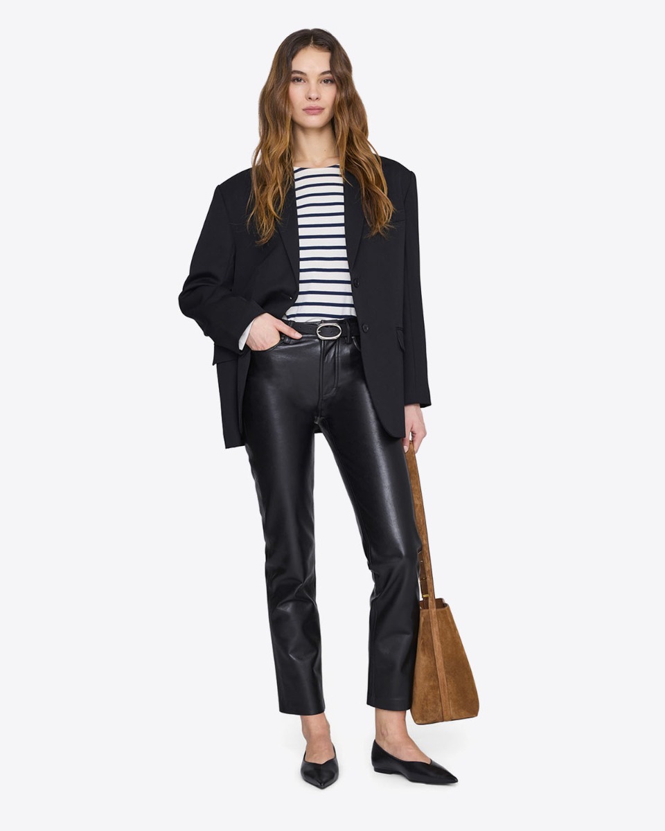 Tee-shirt manches longues Newton Anine Bing en coton &agrave; rayures marine, port&eacute; sous un blazer noir.