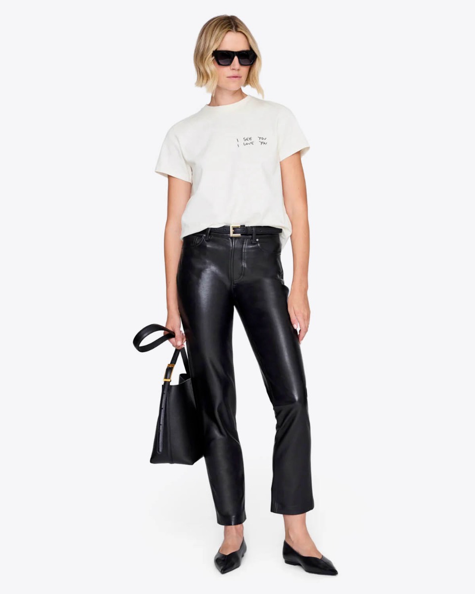 T-shirt manches courtes Shelley &laquo; I see you I love you &raquo; en coton cr&egrave;me Anine Bing, port&eacute; rentr&eacute; devant de face.