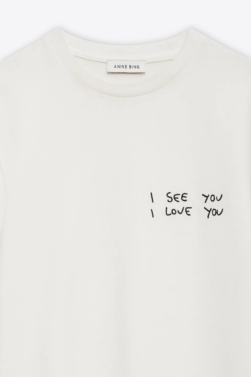 Tee-shirt manches courtes Shelley &laquo; I see you I love you &raquo; en coton cr&egrave;me. D&eacute;tail de la s&eacute;rigraphie sur la poitrine.