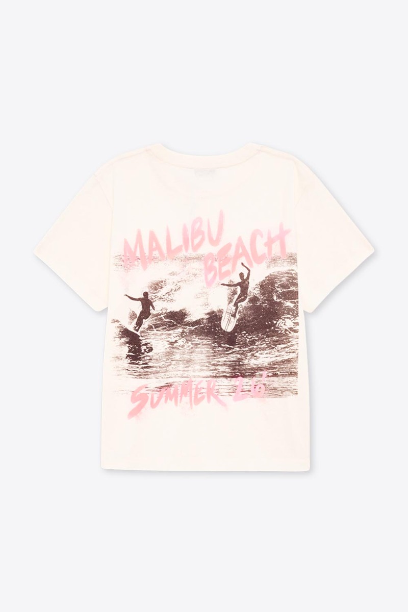 Tee-shirt manches courtes Shelley Surfer Anine Bing en coton cr&egrave;me et s&eacute;rigraphie rose poudr&eacute; et gris d&eacute;lav&eacute; dans le dos. Surfer &laquo; MALIBU BEACH &ndash; SUMMER 26 &raquo;.