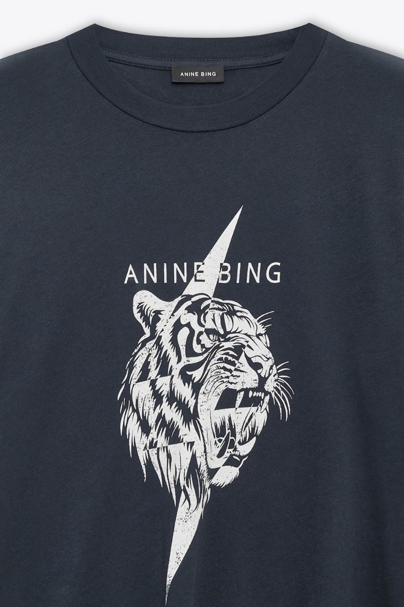 T-shirt Wagner Tiger Anine Bing en coton noir s&eacute;rigraphie tigre blanc devant logo &laquo; ANINE BING &raquo;. D&eacute;tail de l'encolure ronde d&eacute;gag&eacute;e.