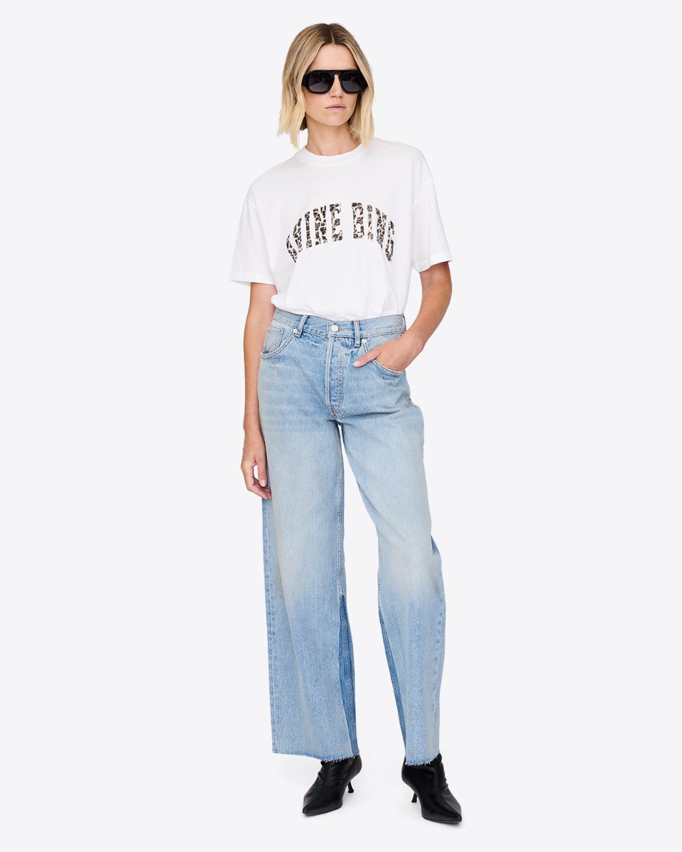 T-shirt Walker Anine Bing en coton blanc, s&eacute;rigraphie du logo Anine Bing l&eacute;opard, port&eacute; de face.