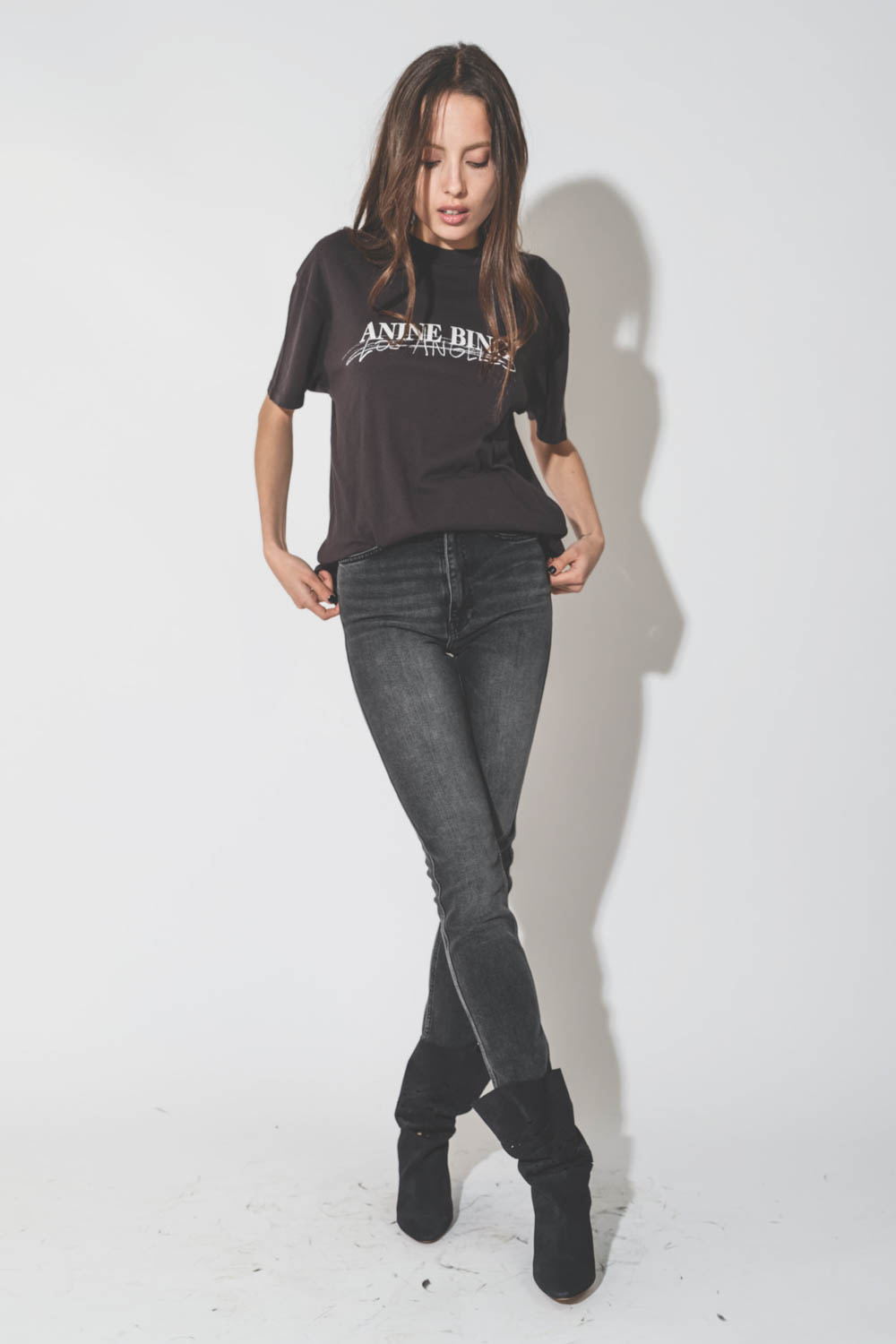 Tee-shirt manches courte noir délavé imprimé logo Anine Bing Los Angeles devant Walker Doodle Anine Bing. Porter avec un jean Slim noir.