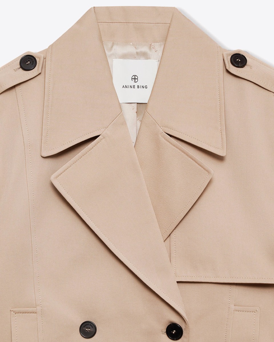 Trench court en toile beige Greer Anine Bing. Détail du col et de la doublure ton sur ton logo Anine Bing.