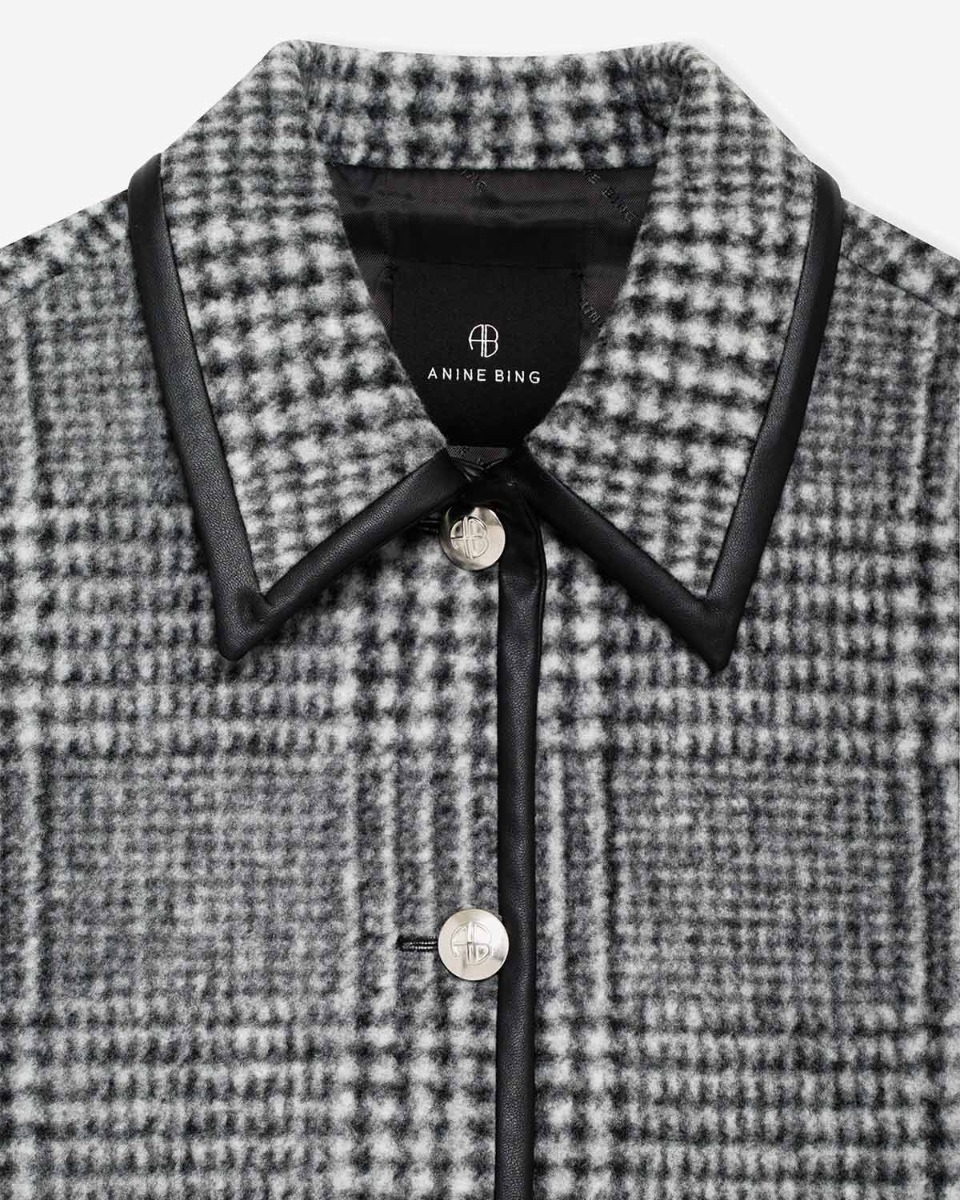 Veste Camden Anine Bing prince-de-galles noir et &eacute;cru. D&eacute;tail des bordures en simili-cuir noir.