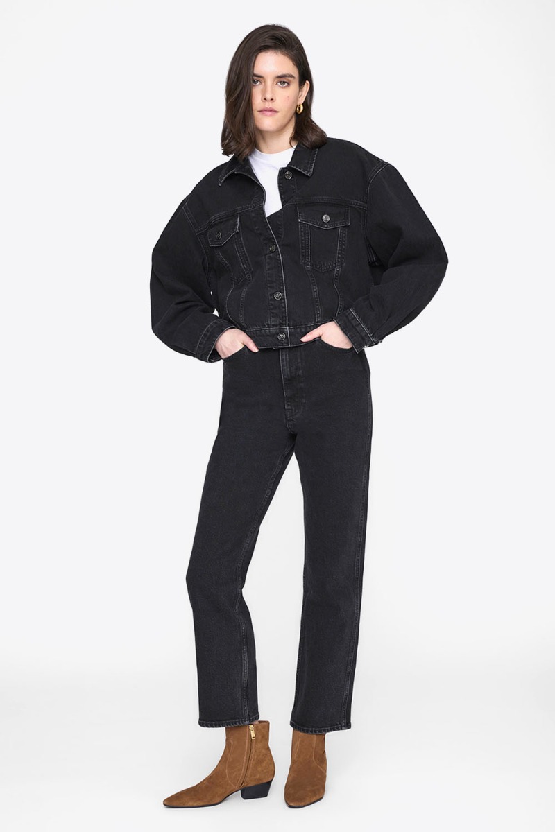 Blouson en jean raccourci Quincy Anine Bing en denim noir, port&eacute; de face boutonn&eacute;.