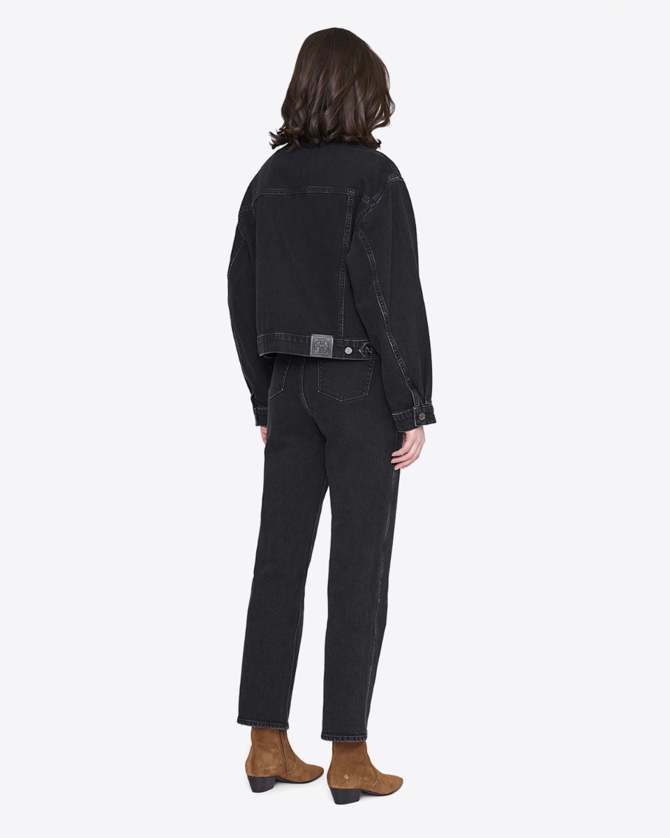 Blouson en jean raccourci Quincy Anine Bing en denim noir, port&eacute; de dos avec un jean Jane noir Anine bing.