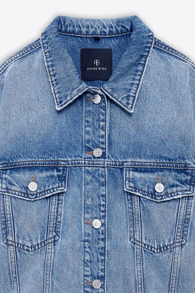 Veste Quincy Anine Bing en denim bleu clair &laquo; Cascade Blue &raquo;. D&eacute;tail du d&eacute;lavage.