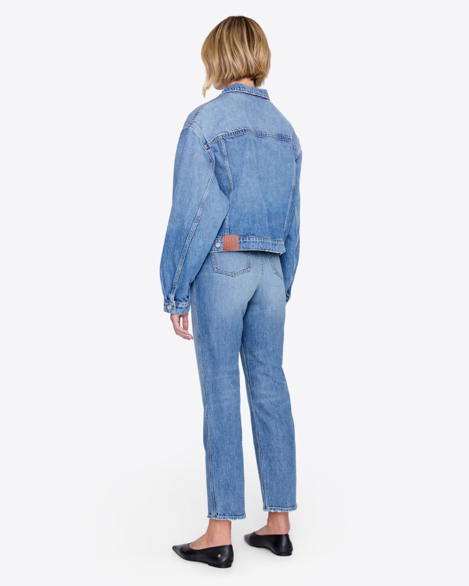 Veste Quincy Anine Bing en denim bleu clair &laquo; Cascade Blue &raquo;, port&eacute; de dos.