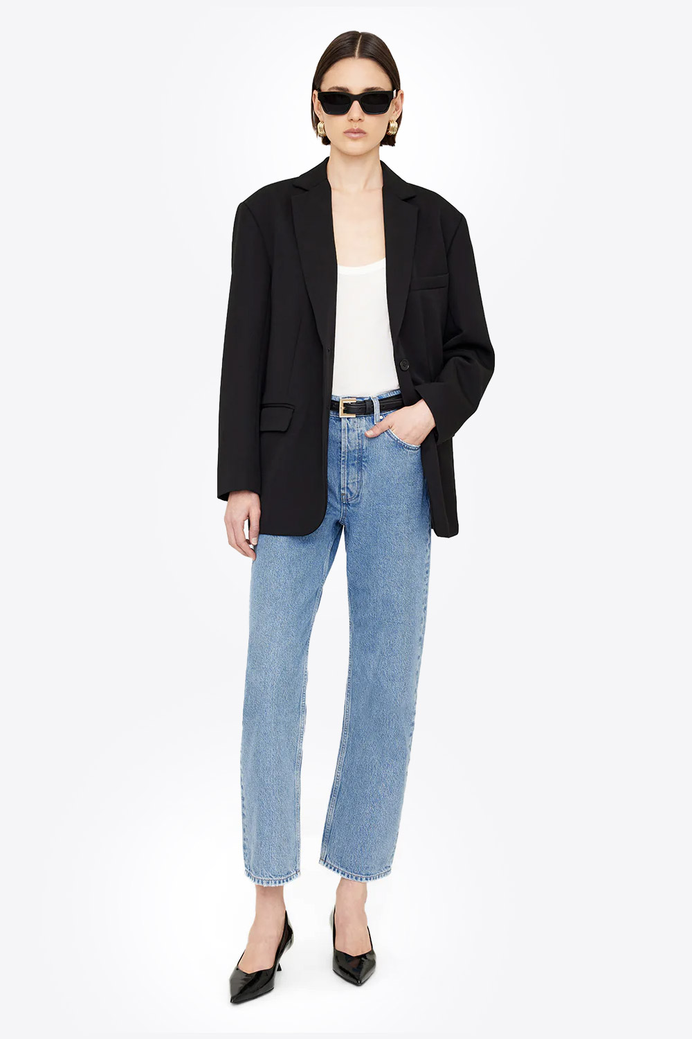 Produit Veste noire classique en laine froide Quinn Anine Bing. Porté de face avec un jean bleu ciel.