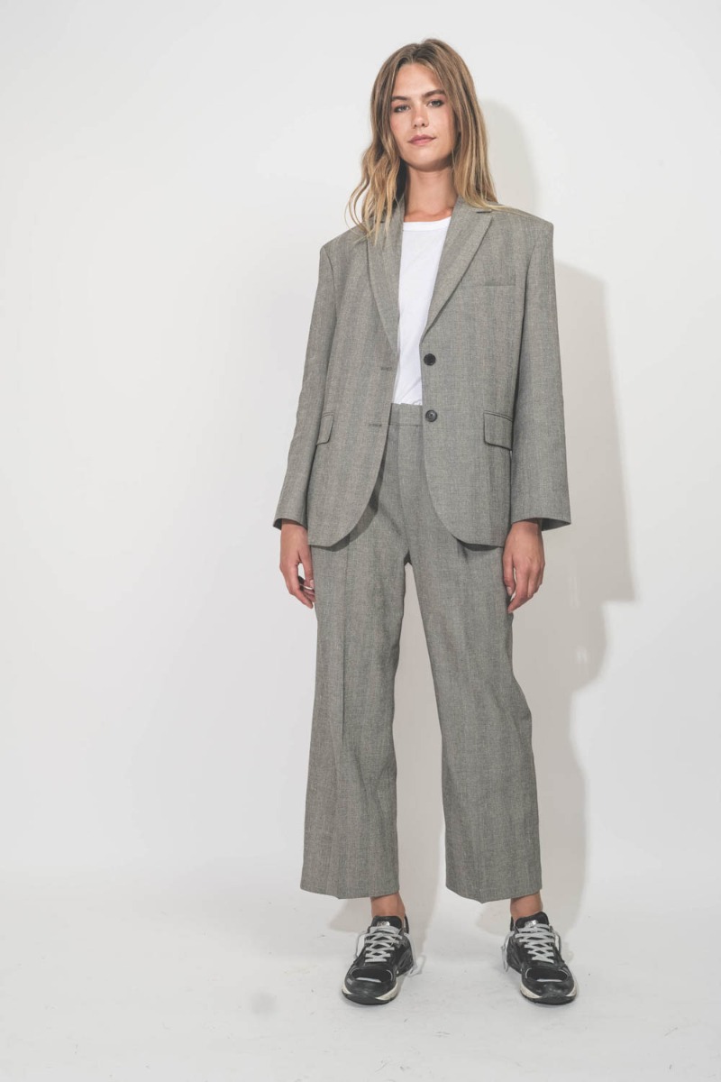 Veste Quinn Anine Bing en mélange de lin à chevrons ivoire et noir. Portée de face.