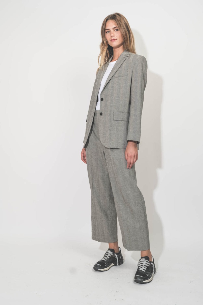 Veste Quinn Anine Bing en mélange de lin à chevrons ivoire et noir. Portée de profil.