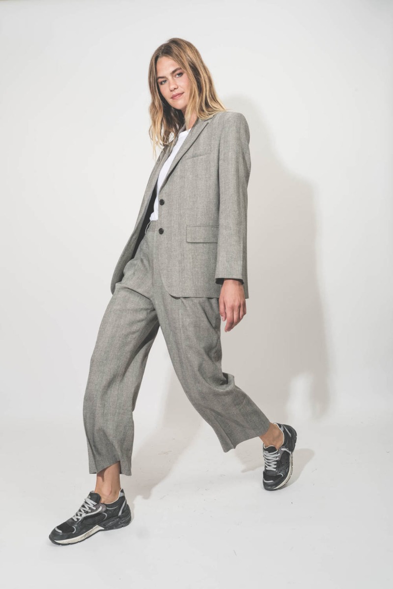 Veste Quinn Anine Bing en mélange de lin à chevrons ivoire et noir. Portée avec le pantalon coordonné.