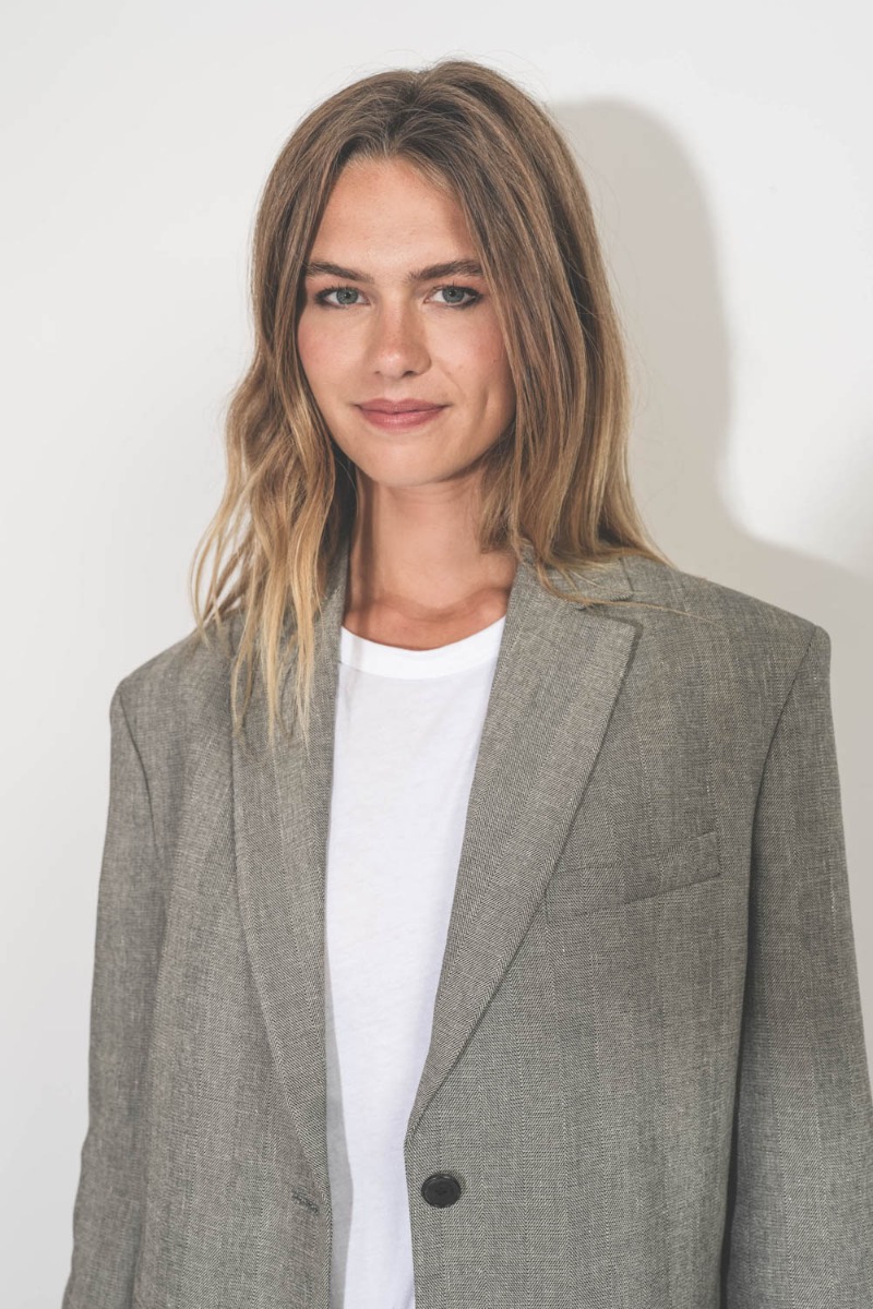 Veste Quinn Anine Bing en mélange de lin à chevrons ivoire et noir. Portée sur un tee-shirt blanc.