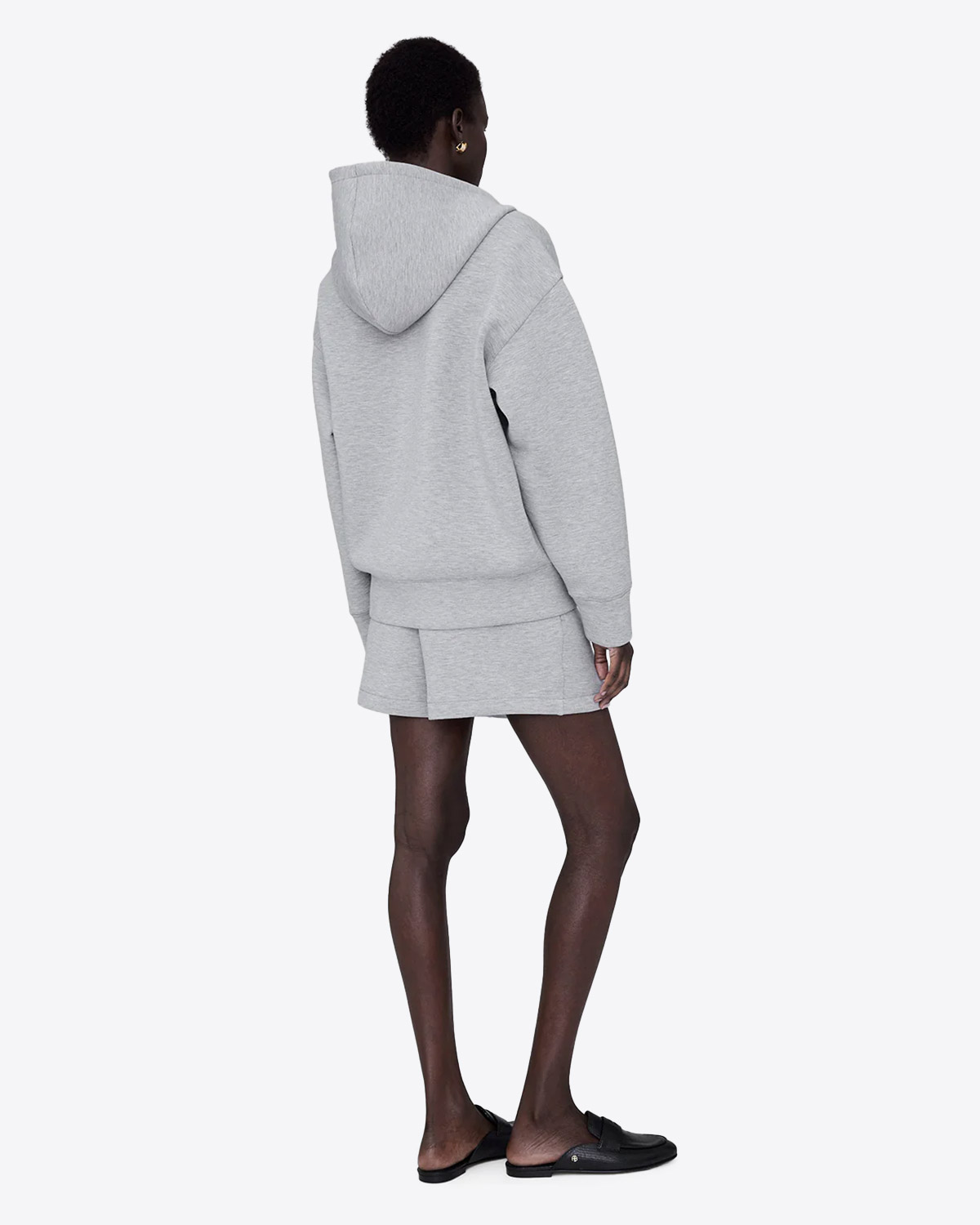 Veste sweatshirt à capuche Bond Anine bing grise. Vue dos portée avec un short gris. 