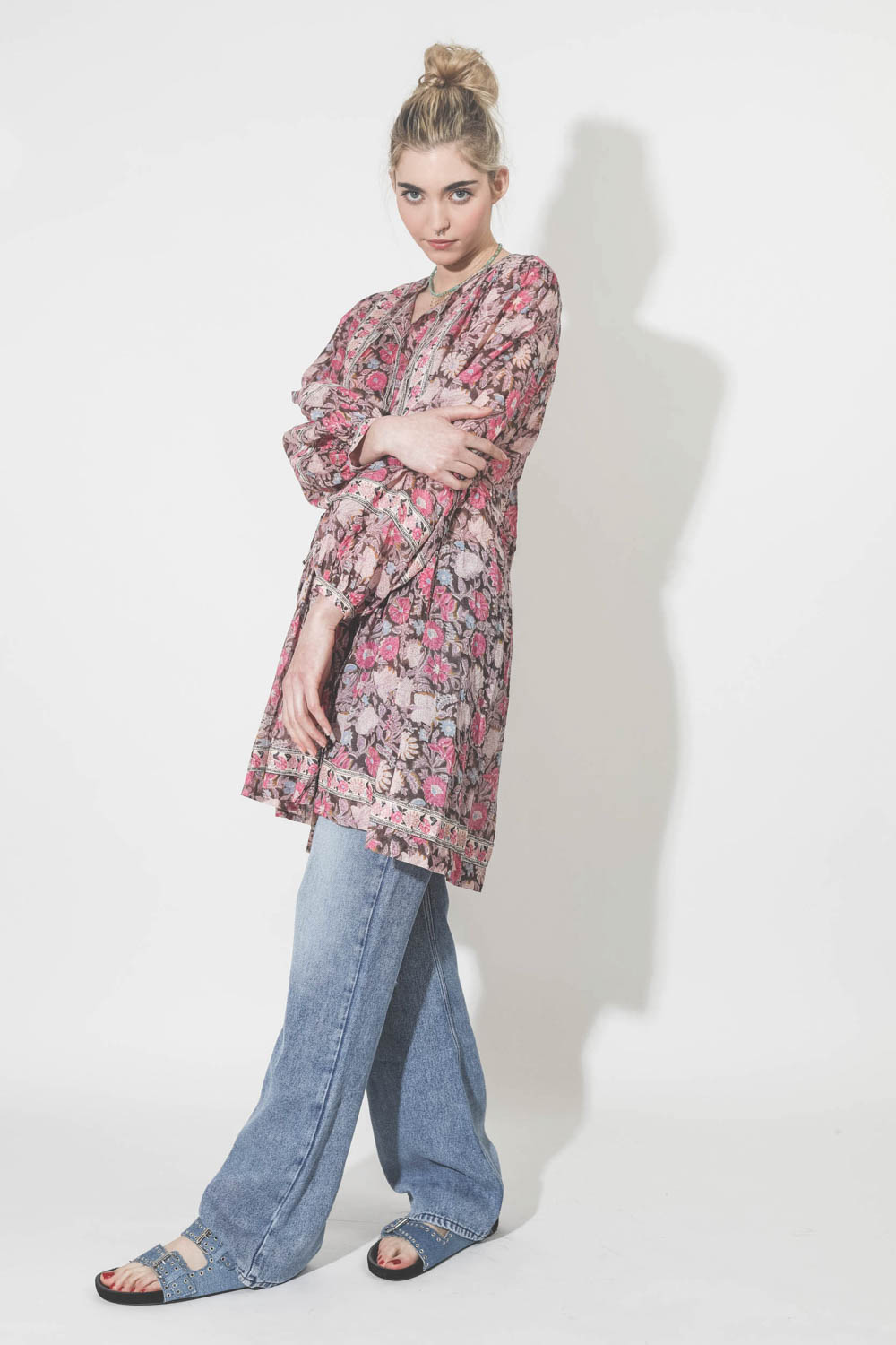 Robe genoux en voile de coton imprimée fleurs Gilinesia Isabel Marant Etoile. Porté avec un jean évasé. 