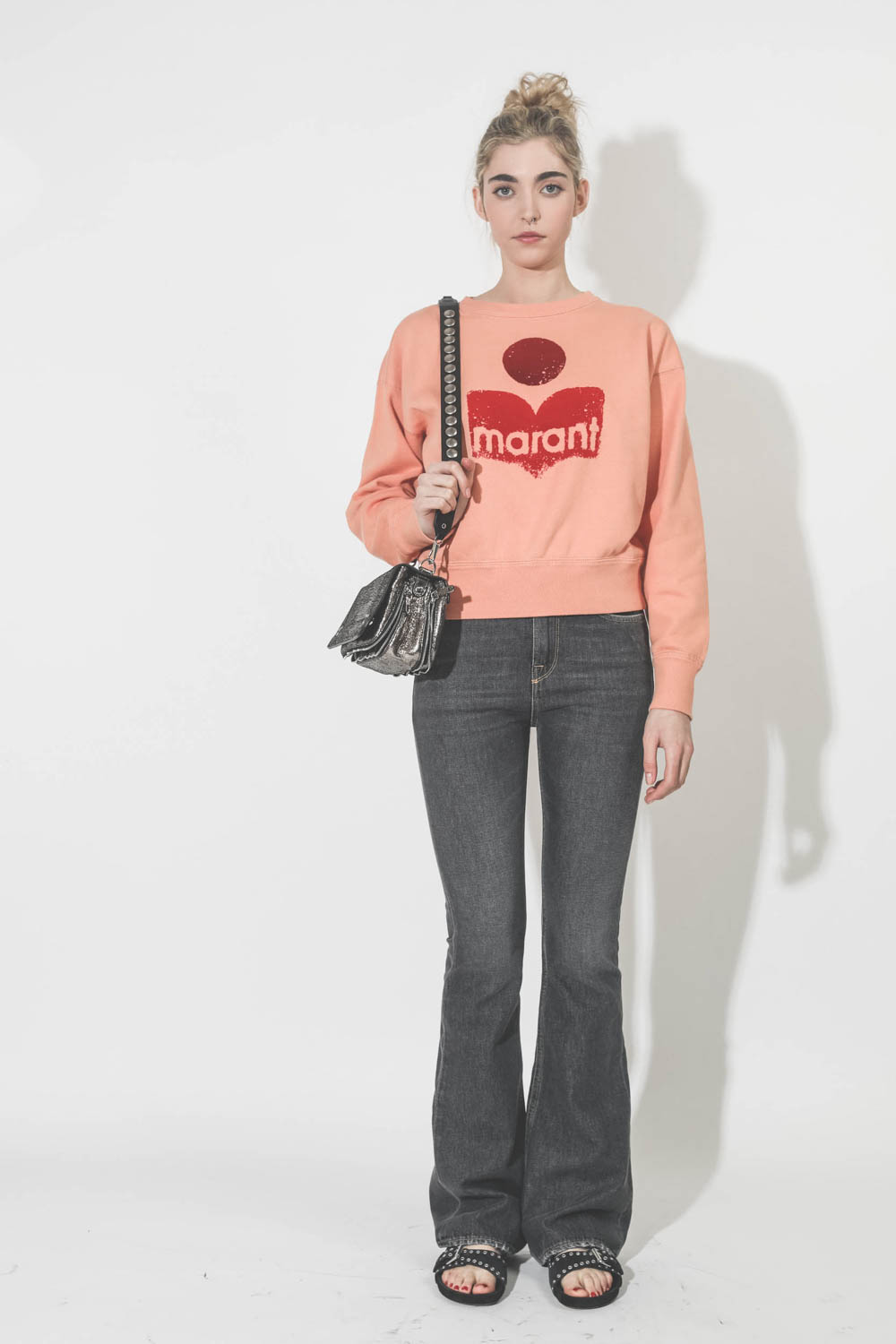 Sweat-shirt Logo orange Mobyli Isabel Marant Etoile. Porté face.