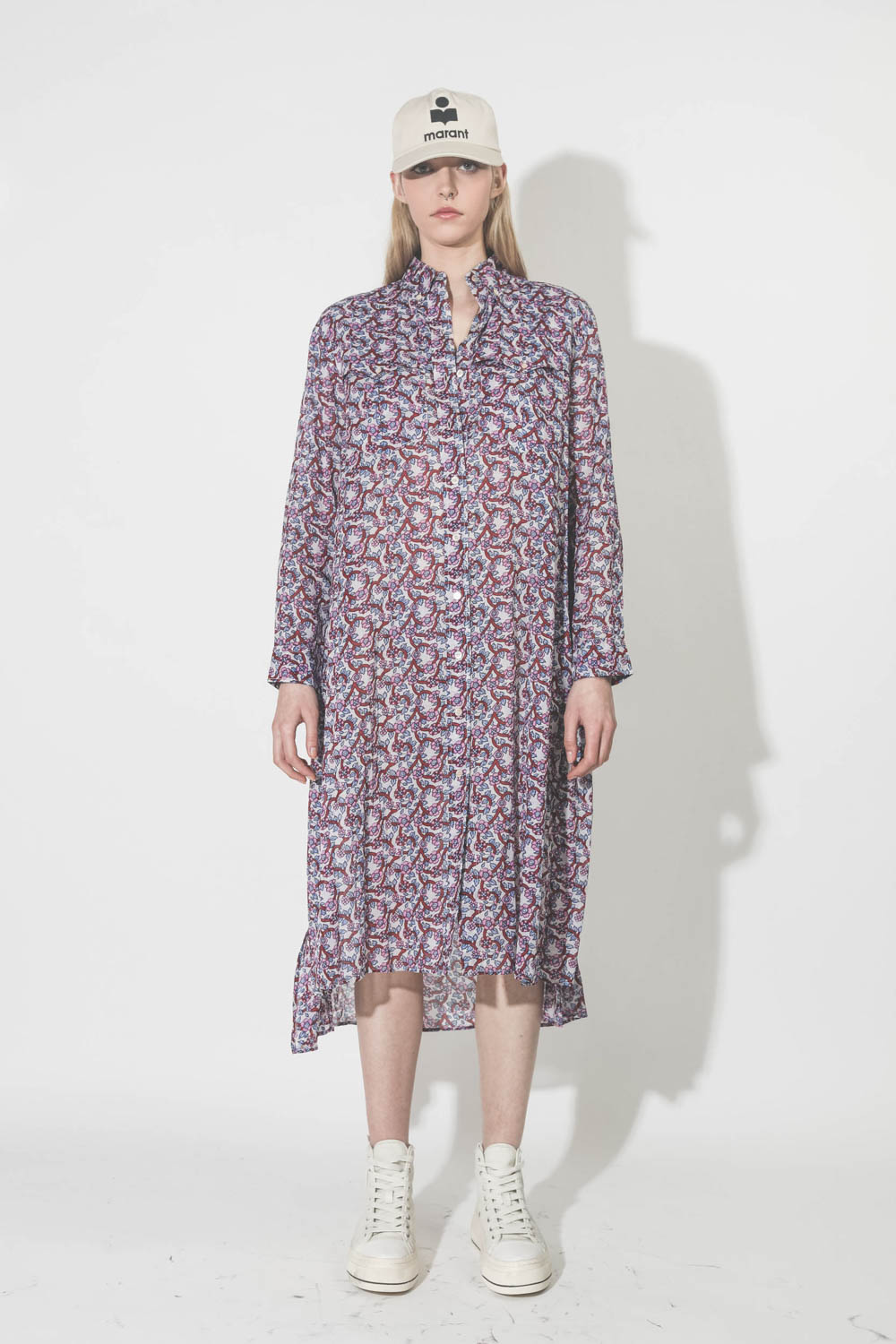 Robe chemise Djellaba en voile de coton à fleurs Eliane écru Isabel Marant Etoile. Porté face. 