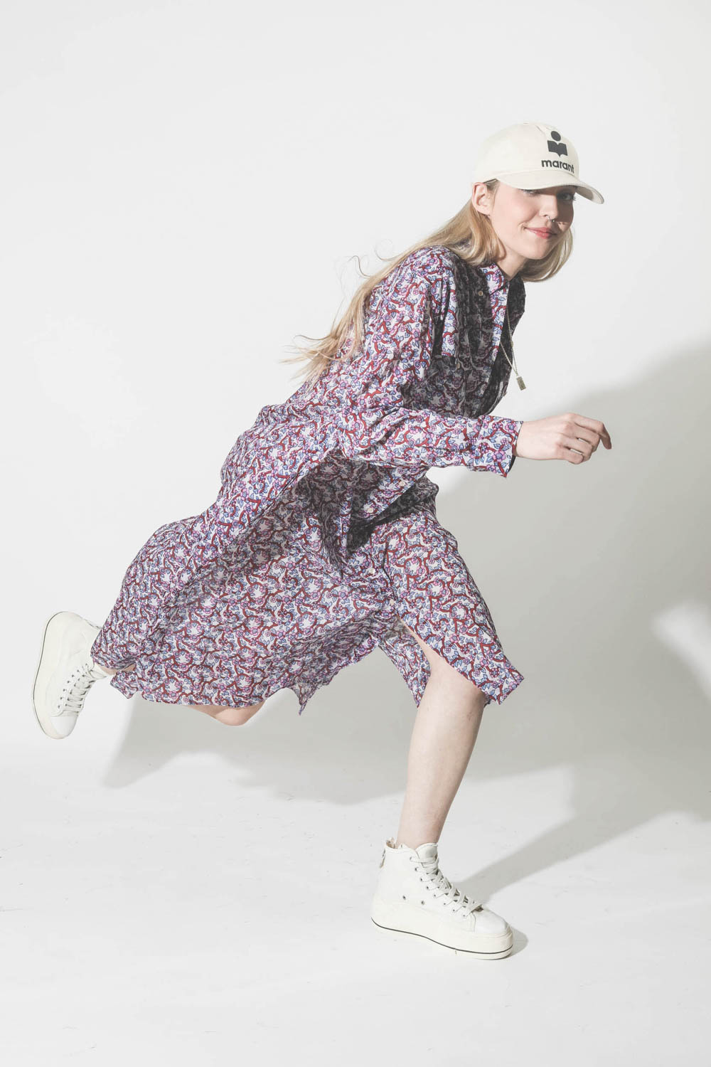 Robe chemise Djellaba en voile de coton à fleurs Eliane écru Isabel Marant Etoile. Porté avec une casquette Logo. 