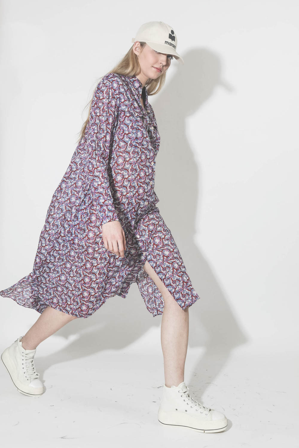 Robe chemise Djellaba en voile de coton à fleurs Eliane écru Isabel Marant Etoile. Porté avec des sneakers compensées.