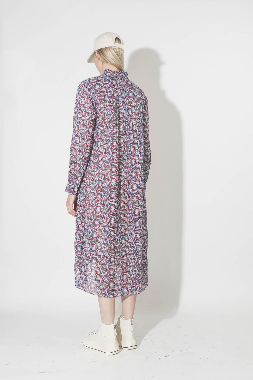 Robe chemise Djellaba en voile de coton à fleurs Eliane écru Isabel Marant Etoile. Porté dos. 