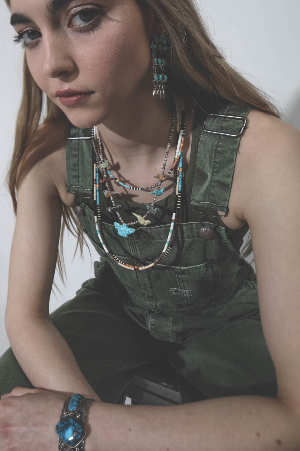 Boucles d'oreilles en argent et turquoises Harpo Paris. Porté droit.