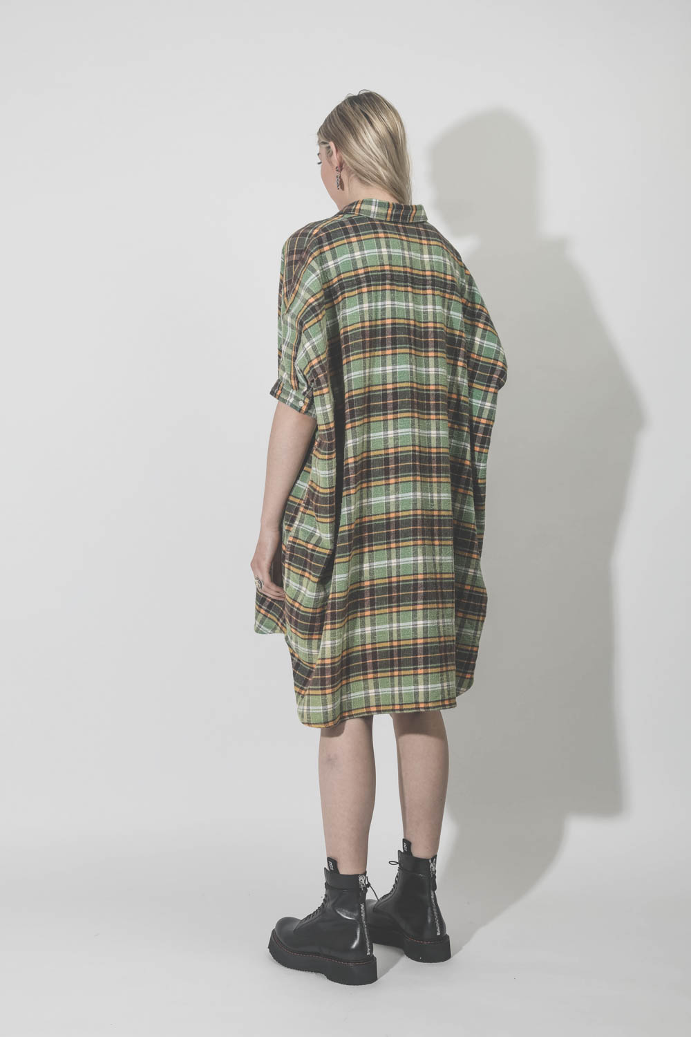 Robe à carreaux Plaid Oversized Boxy shirtdress green plaid R13. Porté dos. 