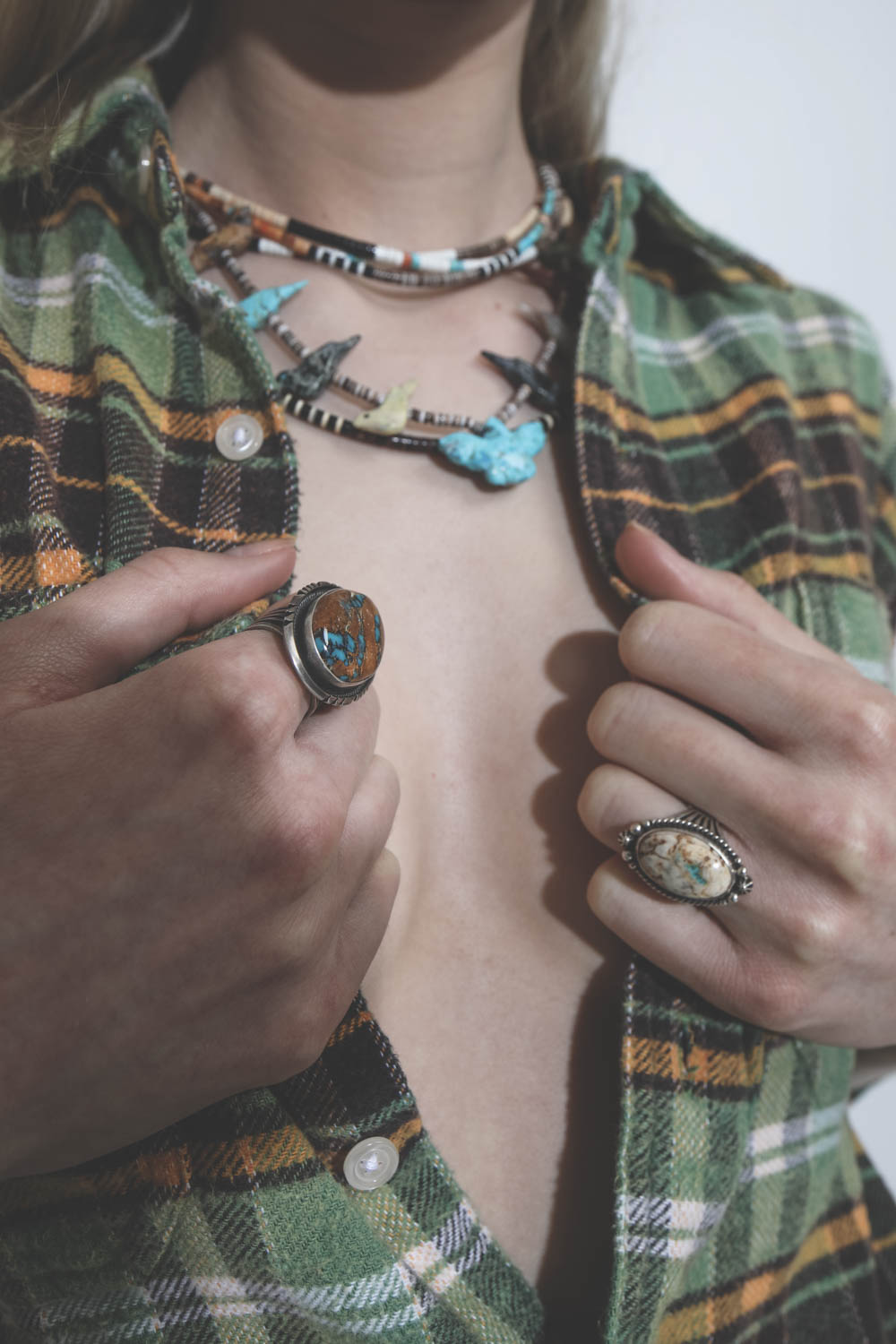 Bague chevalière en argent et turquoise Boulder cream Harpo Paris. 