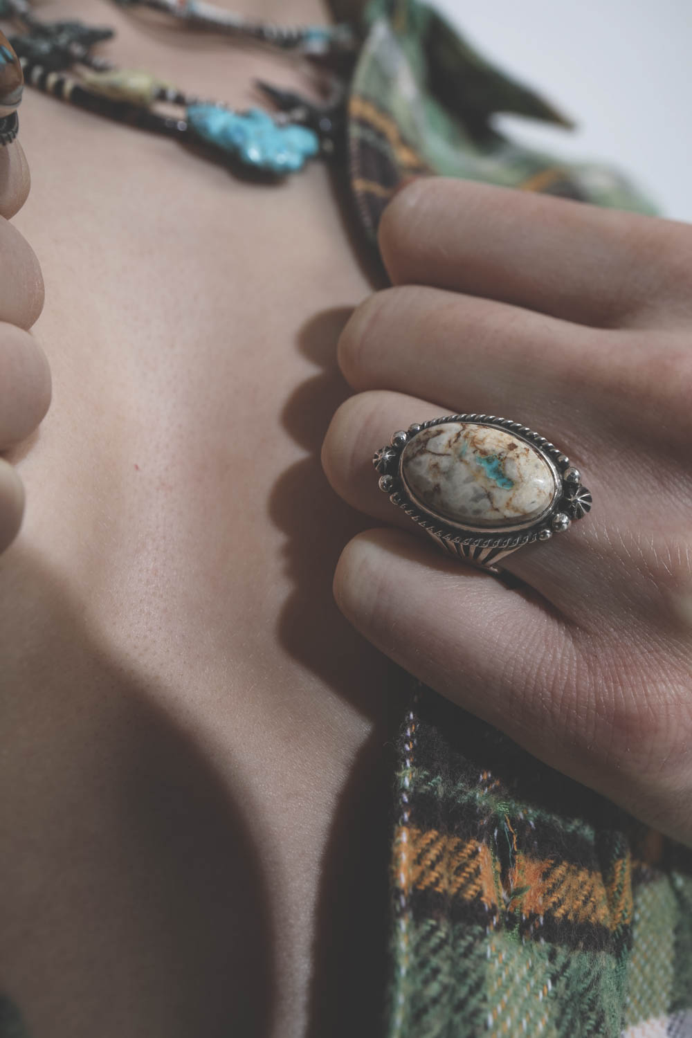 Bague chevalière en argent et turquoise Boulder cream Harpo Paris. Détail. 