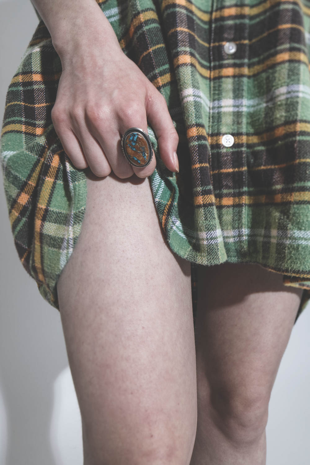 Bague chevalière en argent et turquoise Boulder brown turquoise Harpo Paris.