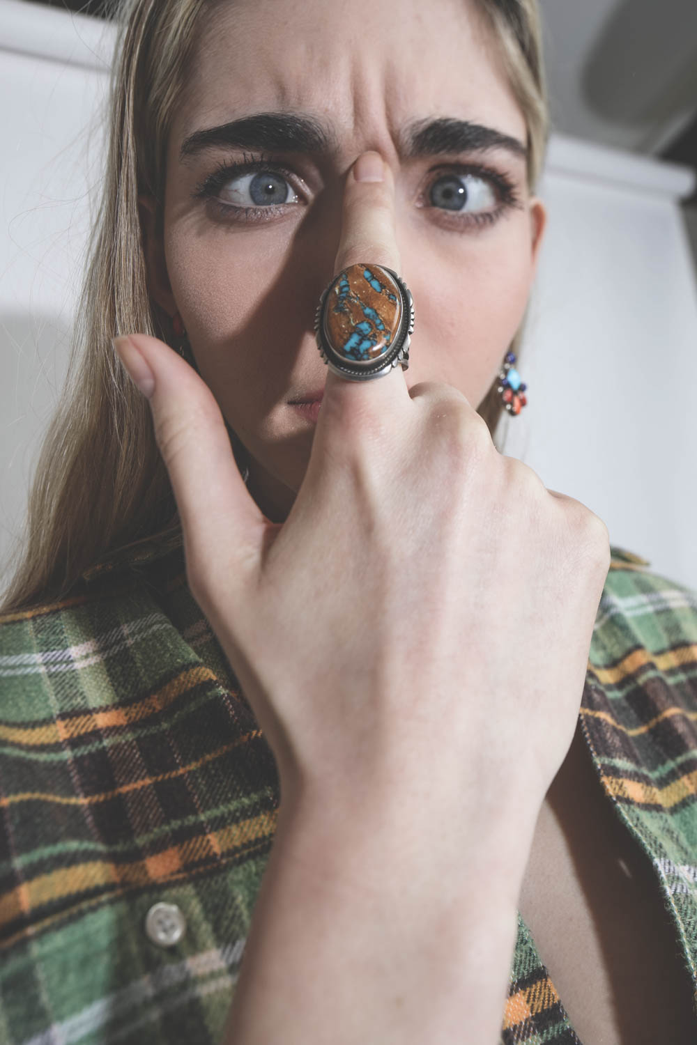 Bague chevalière en argent et turquoise Boulder brown turquoise Harpo Paris. Détail. 