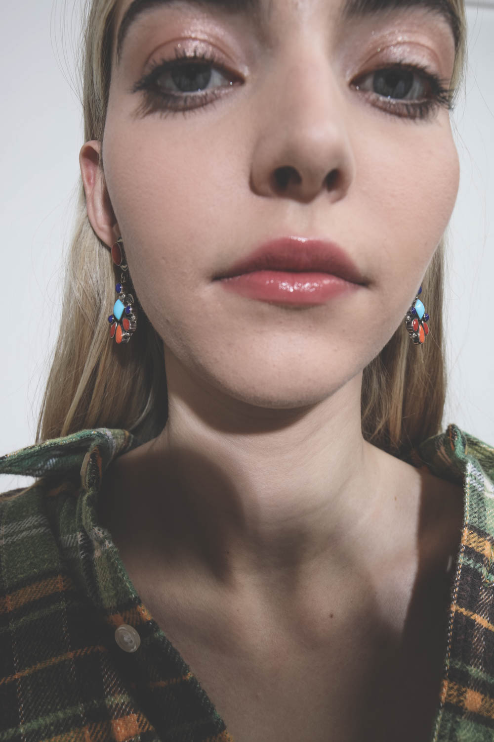 Boucles d'oreilles en argent corail et turquoise Harpo Paris. Détail.