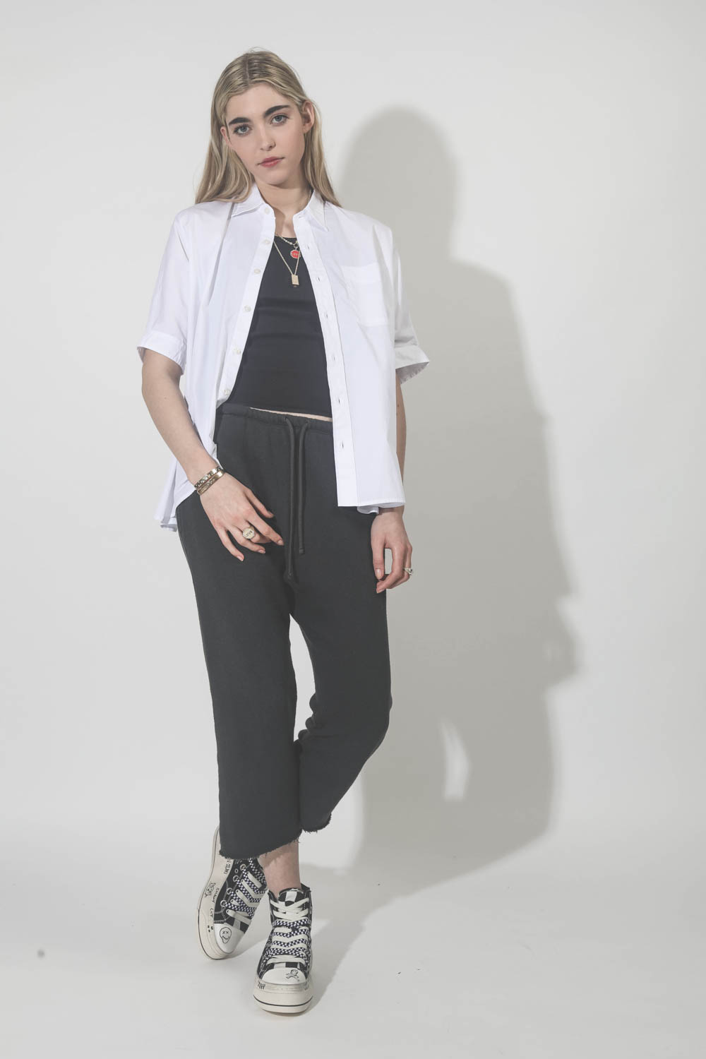 Chemise Blanche manches courtes oversized Boxy Button UP shirt R13. Porté avec un débardeur noir.