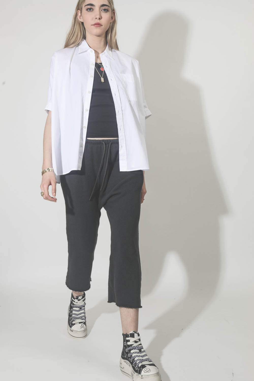 Chemise blanche manches courtes oversized Boxy Button UP shirt R13. Porté avec un bas de jogging.