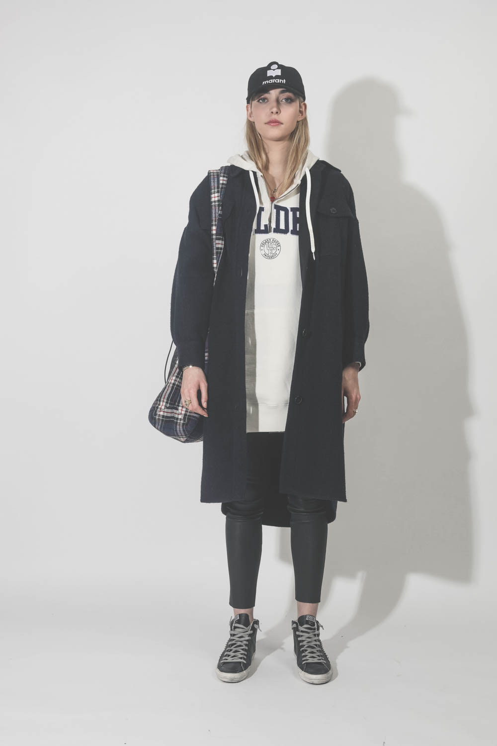 Robe sweatshirt hoodie dress white blue 11426 Golden Goose. Porté avec un manteau.