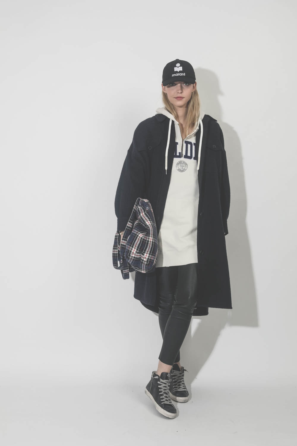 Robe sweatshirt hoodie dress white blue 11426 Golden Goose. Porté avec une casquette.