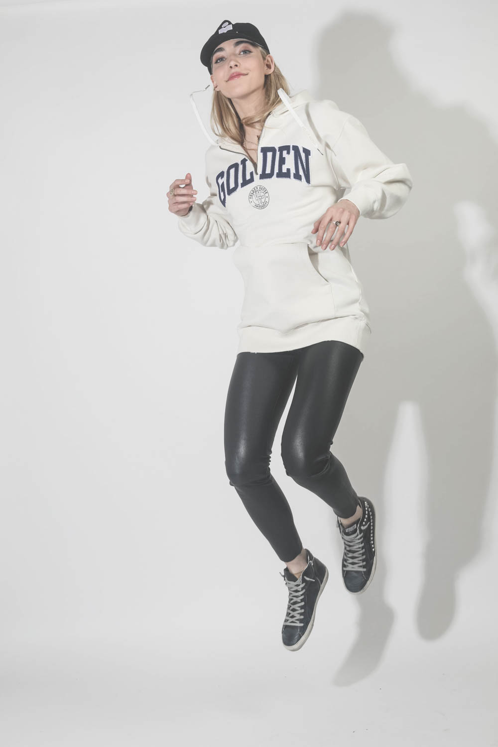 Robe sweatshirt hoodie dress white blue 11426 Golden Goose. Porté avec un leggings eb cuir. 