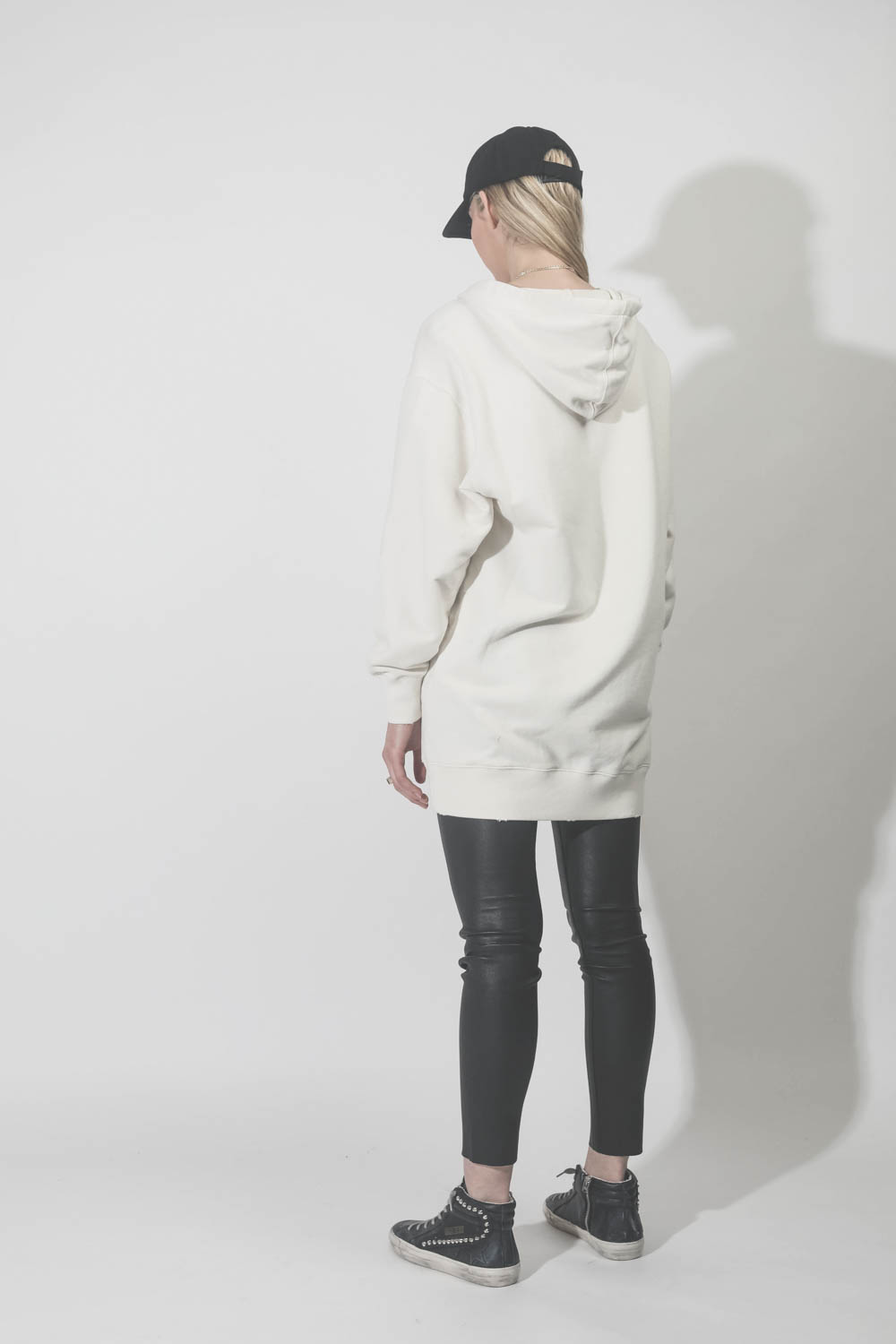 Robe sweatshirt hoodie dress white blue 11426 Golden Goose. Porté dos.