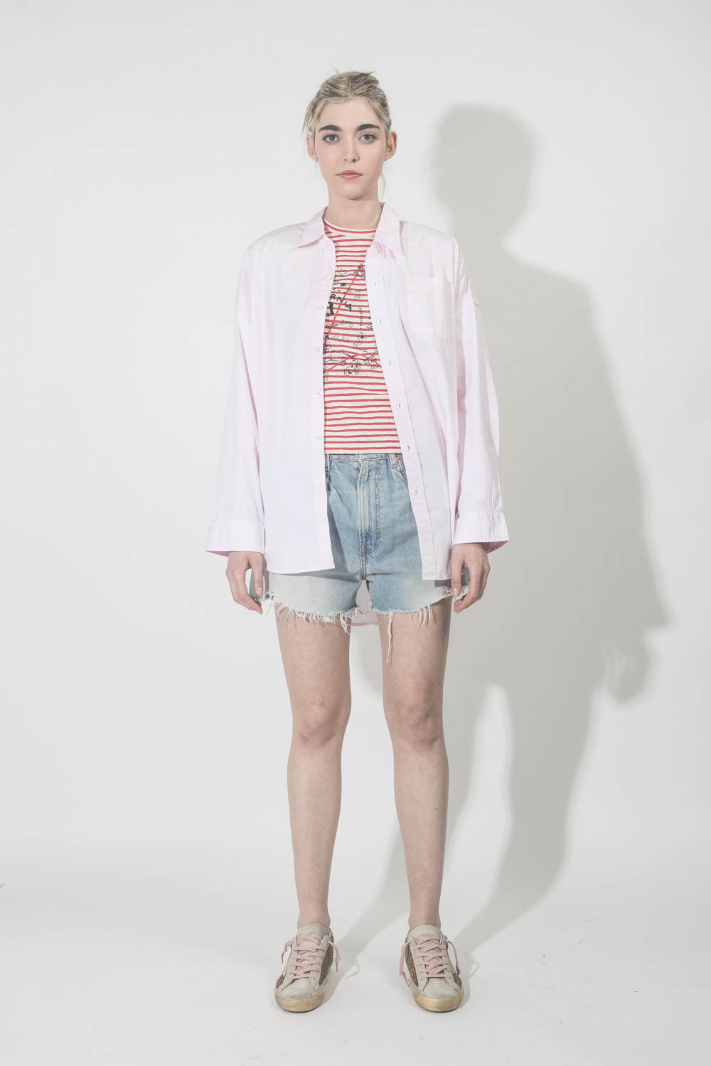 Chemise rose tie and dye Button Front shirt light pink Denimist. Porté face.