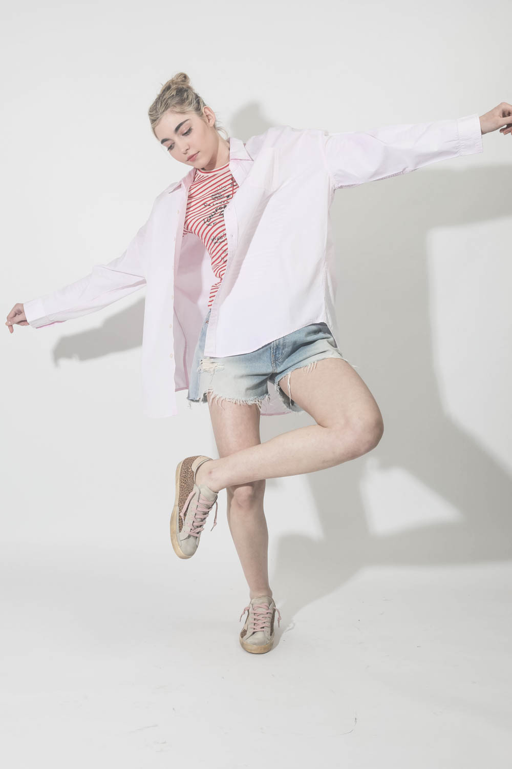 Chemise rose tie and dye Button Front shirt light pink Denimist. Porté avec un short en jean.