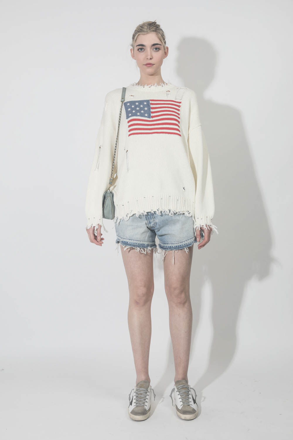 Pull écru drapeau américain maille trouée Flag Sweater Denimist. Porté face.