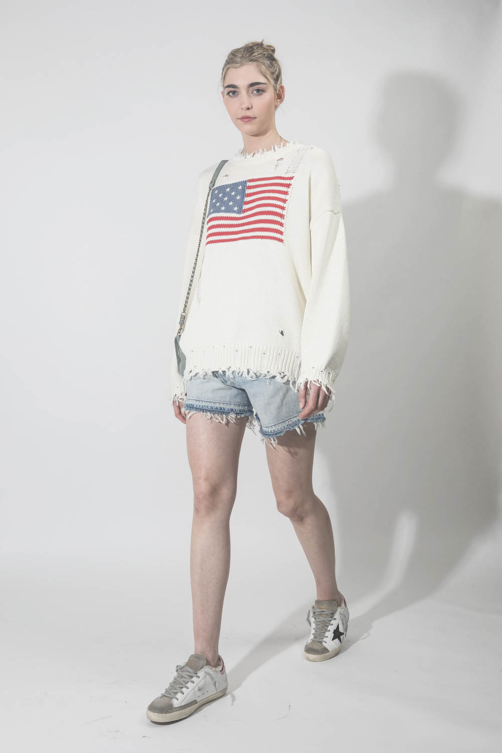 Pull écru drapeau américain maille trouée Flag Sweater Denimist. Porté profil.