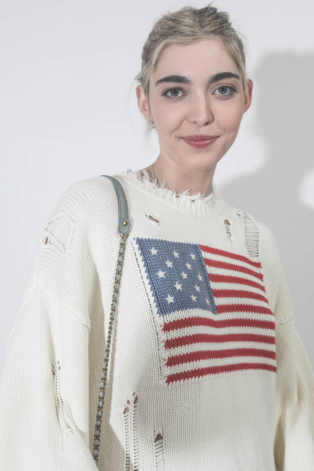 Pull écru drapeau américain maille trouée Flag Sweater Denimist. Détail.