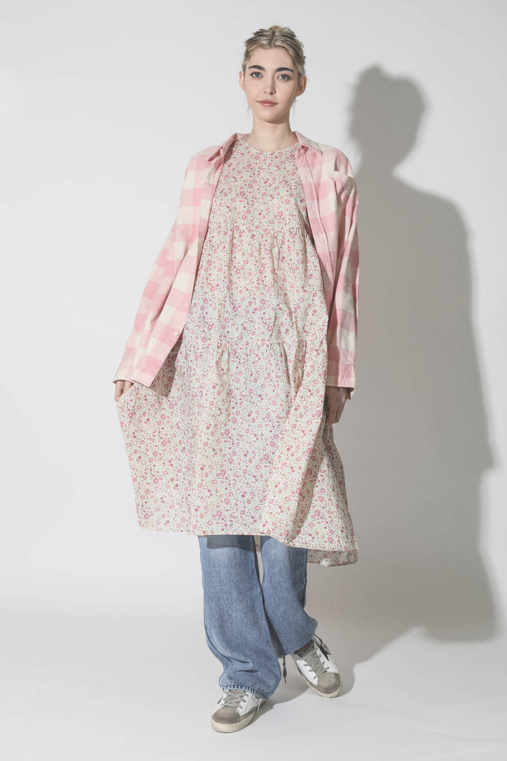 Robe mi-longue en coton imprimé fleurs Tiered Midi Pink Floral Denimist. Porté face. 